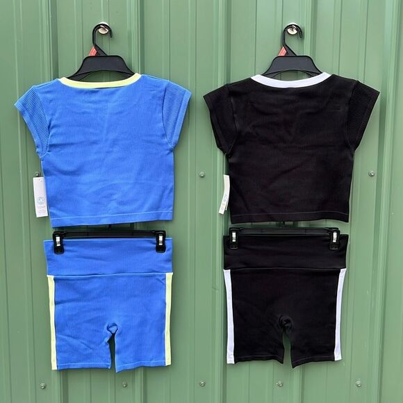 Seamless Crop Top & High-Rise Biker Shorts Graphic 2-Piece Set 2-Pack Size M - Picture 2 of 10